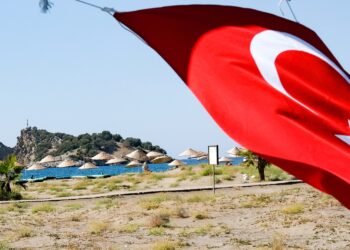 un-turist-a-fost-arestat-in-alanya-dupa-ce-a-scuipat-pe-steagul-turciei-–-hotnews.ro