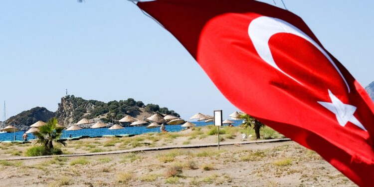 un-turist-a-fost-arestat-in-alanya-dupa-ce-a-scuipat-pe-steagul-turciei-–-hotnews.ro