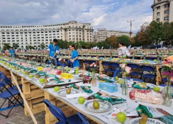 ce-contine-meniul-de-la-masa-care-uneste-20.000-de-oameni-in-piata-constitutiei
