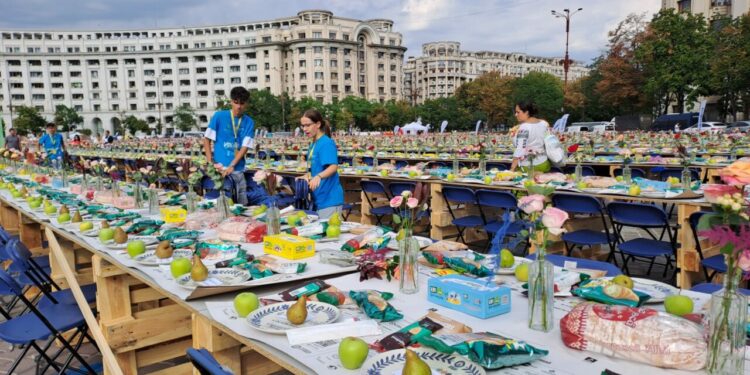 ce-contine-meniul-de-la-masa-care-uneste-20.000-de-oameni-in-piata-constitutiei