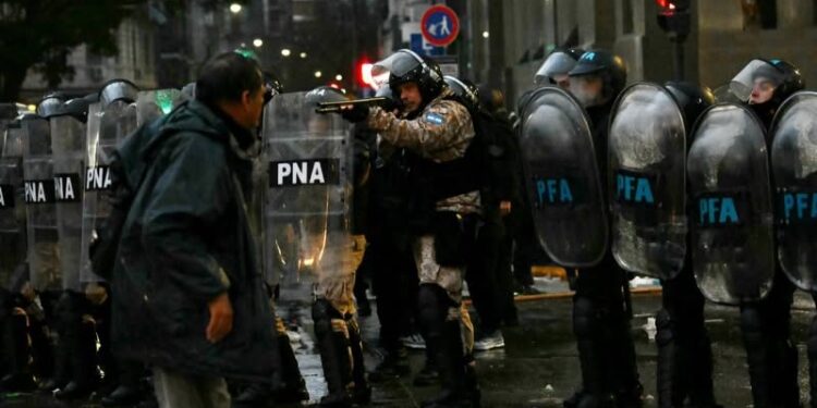 aproape-300-de-persoane-au-fost-arestate-in-chile-in-timpul-protestelor-care-marcheaza-aniversarea-loviturii-de-stat-a-lui-pinochet