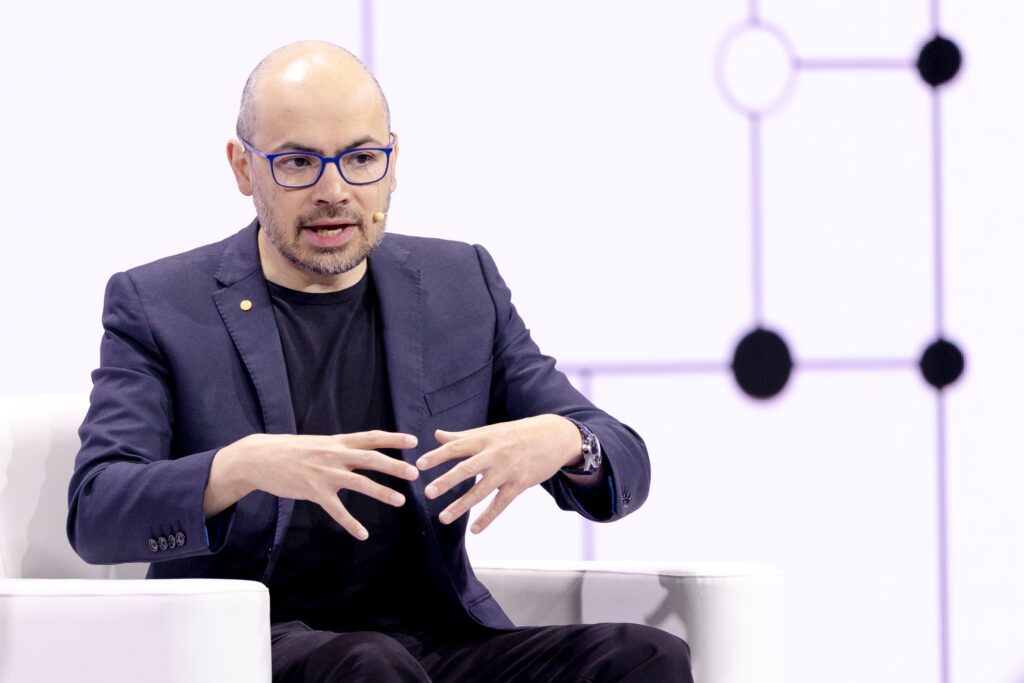 dupa-musk-si-altman,-fondatorul-google-deepmind-il-sustine-pe-dario-amodei,-ceo-ul-anthropic,-pe-fondul-ingrijorarilor-legate-de-ai-–-hotnews.ro