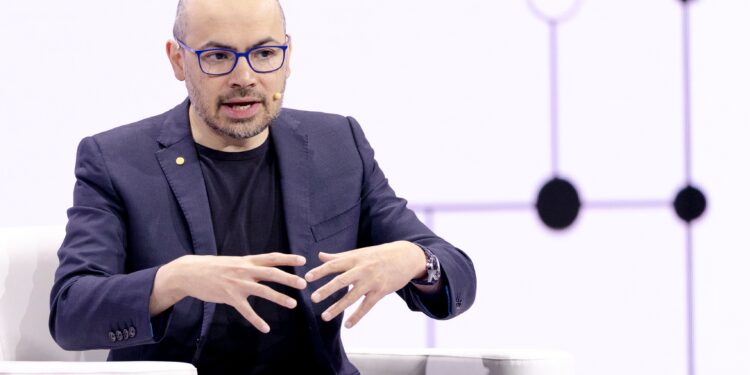 dupa-musk-si-altman,-fondatorul-google-deepmind-il-sustine-pe-dario-amodei,-ceo-ul-anthropic,-pe-fondul-ingrijorarilor-legate-de-ai-–-hotnews.ro