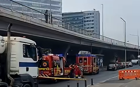 un-tanar-s-ar-fi-aruncat-de-pe-pod-in-bucuresti.-a-fost-gasit-pe-asfalt