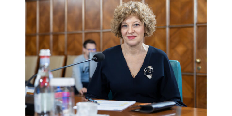 oana-gheorghiu-critica-proiectul-aur-privind-drapelul-national-o-idee-aberanta-si-stupida-–-hotnews.ro