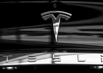 tesla-lui-musk-prezinta-noul-roadster,-dupa-aproape-un-deceniu-de-asteptare-detaliul-nesteptat-al-noului-hypercar-–-hotnews.ro