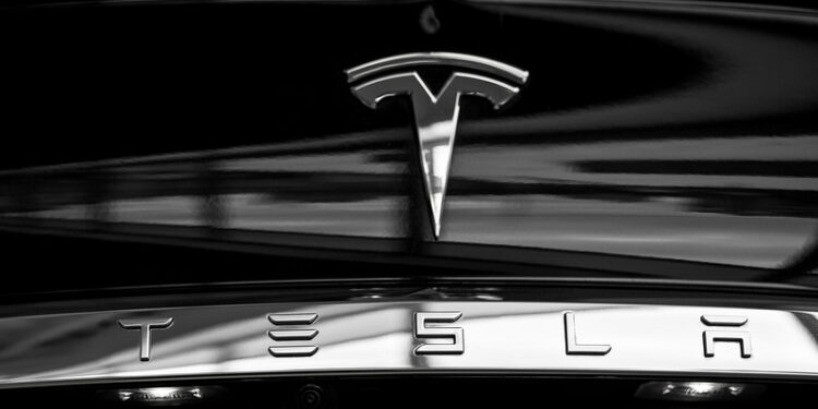 tesla-lui-musk-prezinta-noul-roadster,-dupa-aproape-un-deceniu-de-asteptare-detaliul-nesteptat-al-noului-hypercar-–-hotnews.ro