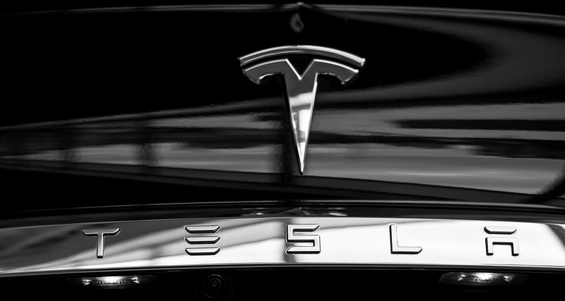 tesla-lui-musk-prezinta-noul-roadster,-dupa-aproape-un-deceniu-de-asteptare-detaliul-nesteptat-al-noului-hypercar-–-hotnews.ro