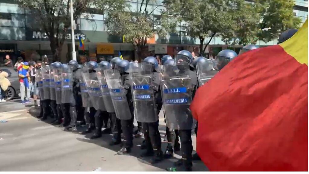 au-venit-scutierii-in-piata-victoriei,-ca-pe-vremuri,-la-mineriade.-tensiunea-dintre-jandarmi-si-ciobani-este-tot-mai-mare