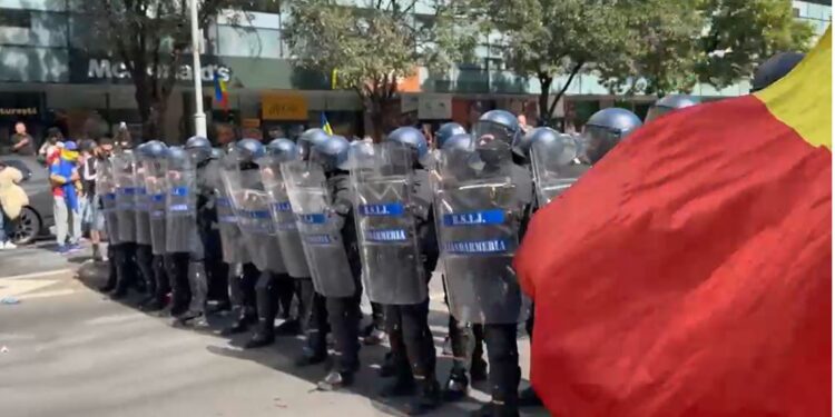 au-venit-scutierii-in-piata-victoriei,-ca-pe-vremuri,-la-mineriade.-tensiunea-dintre-jandarmi-si-ciobani-este-tot-mai-mare