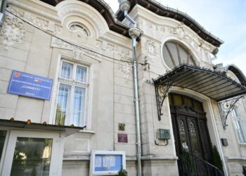 picturi-vechi-de-aproximativ-100-de-ani,-descoperite-in-timpul-renovarii-scolii-populare-de-arte-cornetti-din-craiova-–-gazeta-de-sud