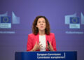 moment-inedit.-un-europarlamentar-i-a-recitat-roxanei-minzatu-o-poezie-in-plen:-roxana,-elibereaza-l-pe-martin-si-darama-acest-zid