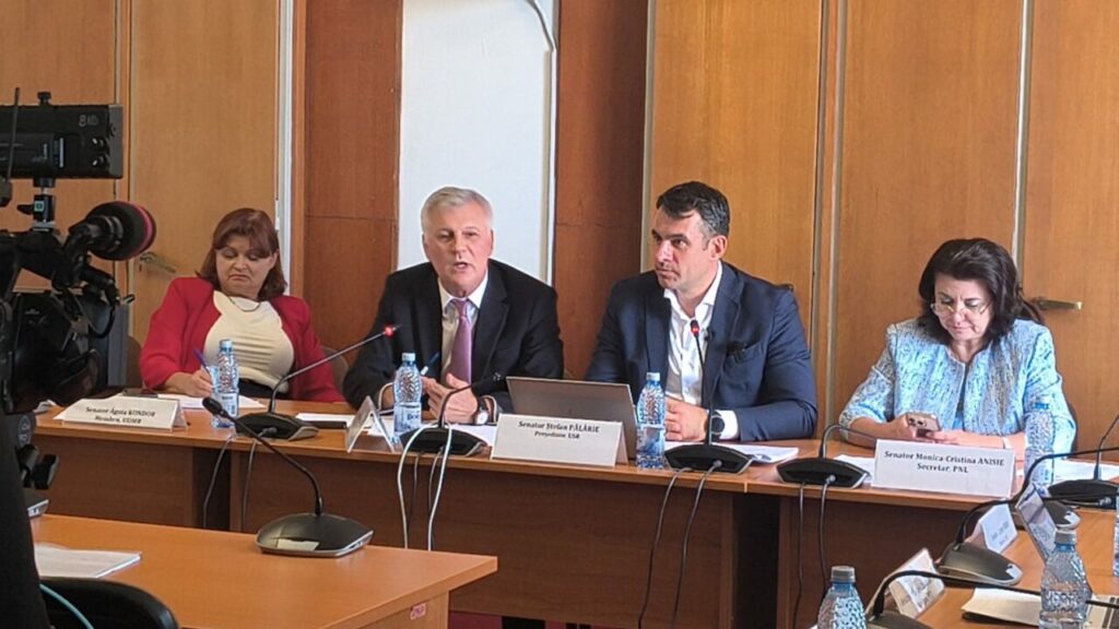 palarie-de-la-usr-l-a-numit-neobrazat-pe-senatorul-zamfir:-proiectul-cu-obligativitatea-uniformelor-a-fost-votat-in-comisie