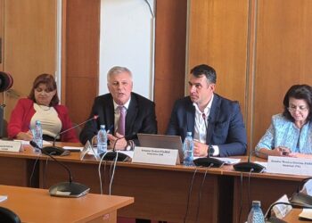 palarie-de-la-usr-l-a-numit-neobrazat-pe-senatorul-zamfir:-proiectul-cu-obligativitatea-uniformelor-a-fost-votat-in-comisie