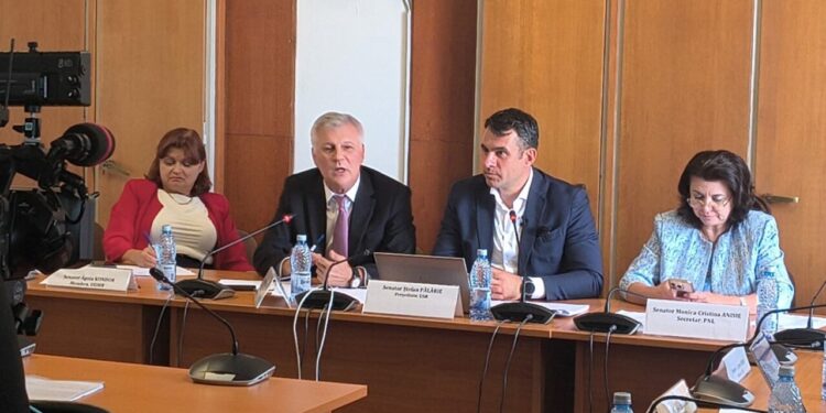 palarie-de-la-usr-l-a-numit-neobrazat-pe-senatorul-zamfir:-proiectul-cu-obligativitatea-uniformelor-a-fost-votat-in-comisie