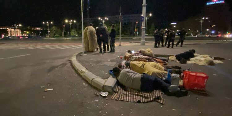 imaginile-disperarii-dupa-protestul-cu-violente-din-piata-victoriei,-oierii-s-au-culcat-pe-trotuare-in-fata-guvernului.-au-adormit-cu-capul-pe-borduri,-cu-gandul-la-noua-zi-de-proteste-care-ii-asteapta