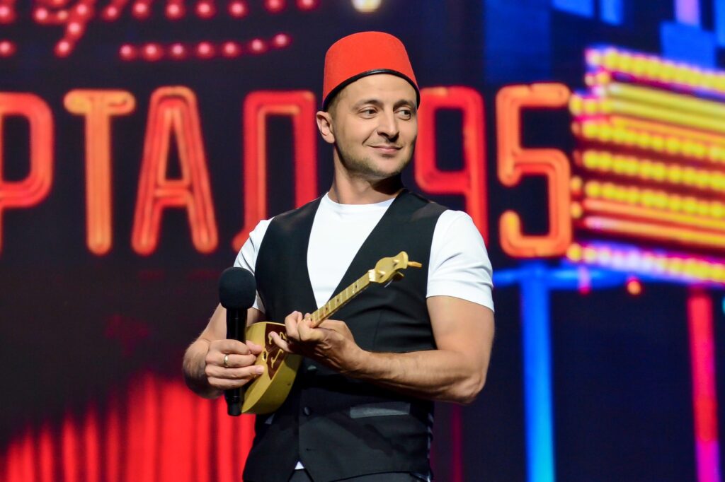 compania-lui-zelenski,-vizata-de-dronele-rusesti-a-fost-distrusa-recuzita-din-spectacolele-sale-ca-actor-–-hotnews.ro