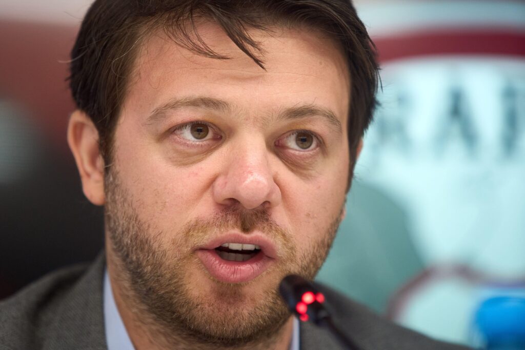 victor-angelescu,-dezvaluire-neasteptata-si-rapid-s-a-confruntat-cu-o-situatie-precum-cea-de-la-fcsb:-l-am-prins-cu-gaz-ilariant-ce-a-patit-jucatorul-giulestean-–-hotnews.ro