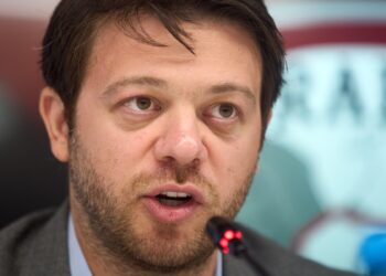 victor-angelescu,-dezvaluire-neasteptata-si-rapid-s-a-confruntat-cu-o-situatie-precum-cea-de-la-fcsb:-l-am-prins-cu-gaz-ilariant-ce-a-patit-jucatorul-giulestean-–-hotnews.ro