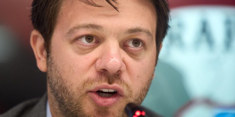 victor-angelescu,-dezvaluire-neasteptata-si-rapid-s-a-confruntat-cu-o-situatie-precum-cea-de-la-fcsb:-l-am-prins-cu-gaz-ilariant-ce-a-patit-jucatorul-giulestean-–-hotnews.ro