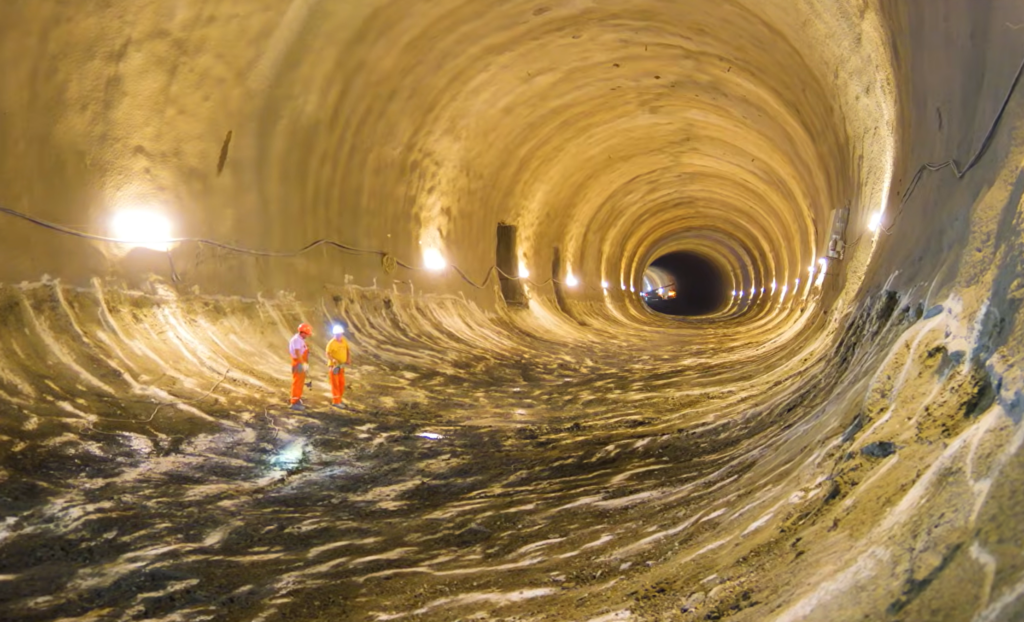 cel-mai-lung-tunel-de-autostrada-in-lucru-din-romania-a-fost-sapat-in-totalitate-cand-va-fi-gata-–-hotnews.ro