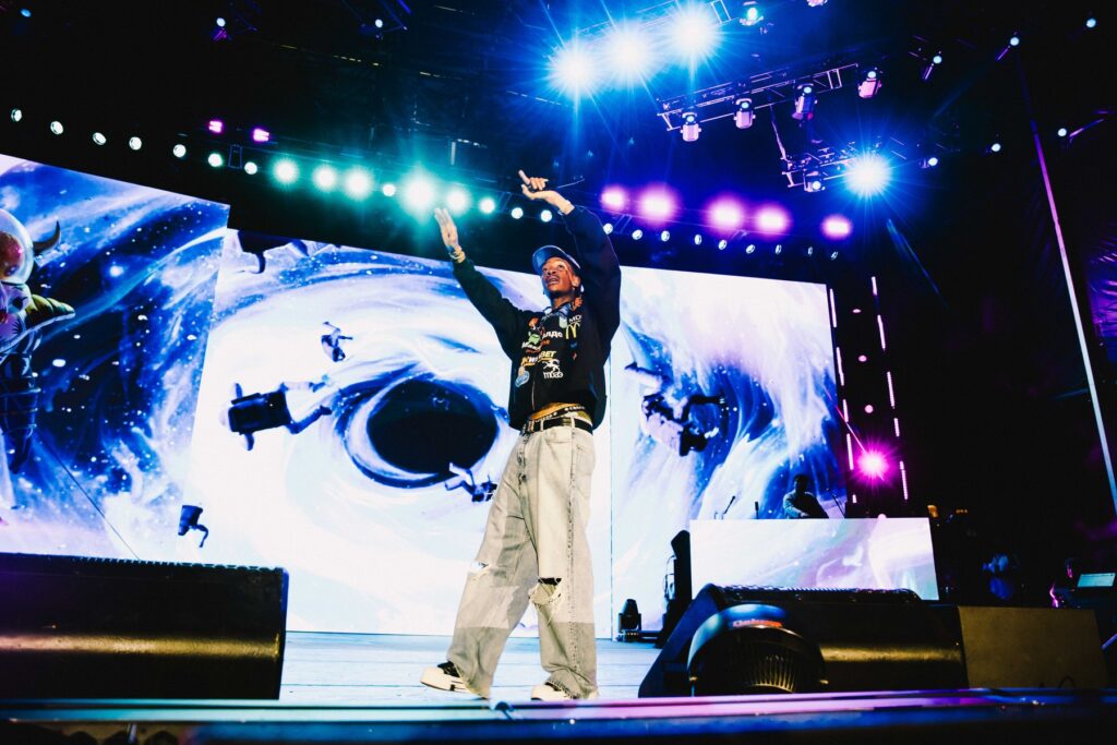 decizie-a-instantei-supreme-in-cazul-lui-wiz-khalifa,-condamnat-la-inchisoare-dupa-ce-a-fumat-marijuana-pe-scena-la-beach-please-–-hotnews.ro