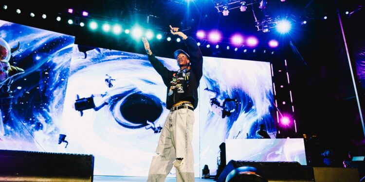 decizie-a-instantei-supreme-in-cazul-lui-wiz-khalifa,-condamnat-la-inchisoare-dupa-ce-a-fumat-marijuana-pe-scena-la-beach-please-–-hotnews.ro