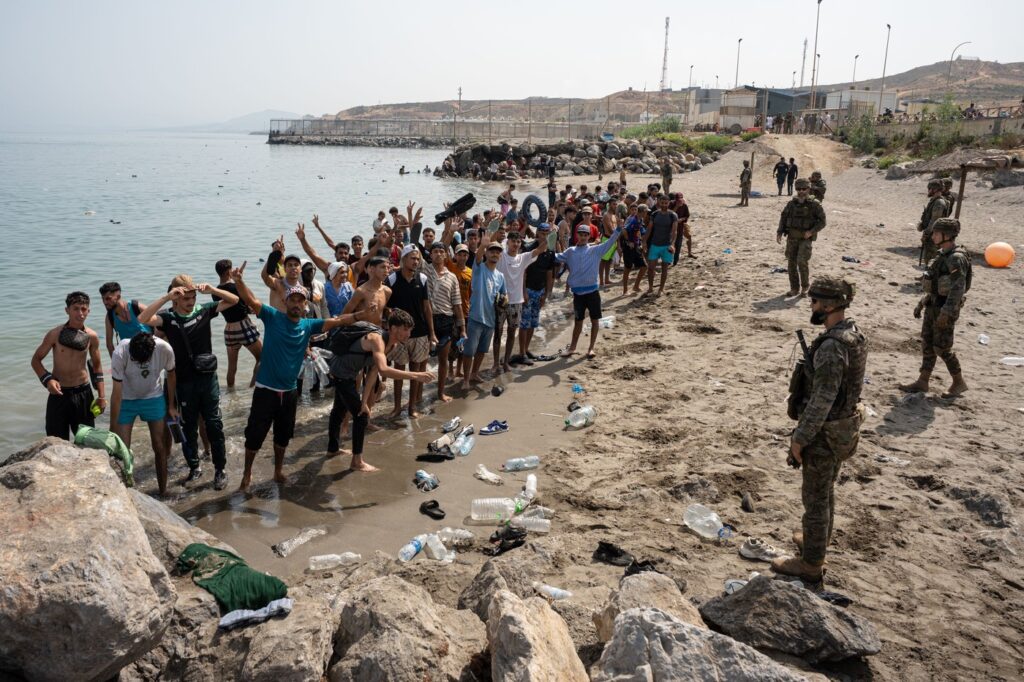 comisarul-european-pentru-migratie:-imaginile-cu-migrantii-din-ceuta-alimenteaza-extrema-dreapta,-desi-numarul-sosirilor-ilegale-in-ue-este-in-scadere-–-hotnews.ro