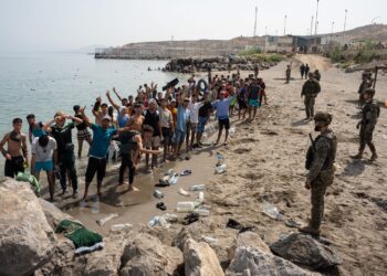 comisarul-european-pentru-migratie:-imaginile-cu-migrantii-din-ceuta-alimenteaza-extrema-dreapta,-desi-numarul-sosirilor-ilegale-in-ue-este-in-scadere-–-hotnews.ro