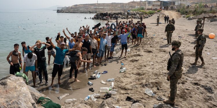 comisarul-european-pentru-migratie:-imaginile-cu-migrantii-din-ceuta-alimenteaza-extrema-dreapta,-desi-numarul-sosirilor-ilegale-in-ue-este-in-scadere-–-hotnews.ro