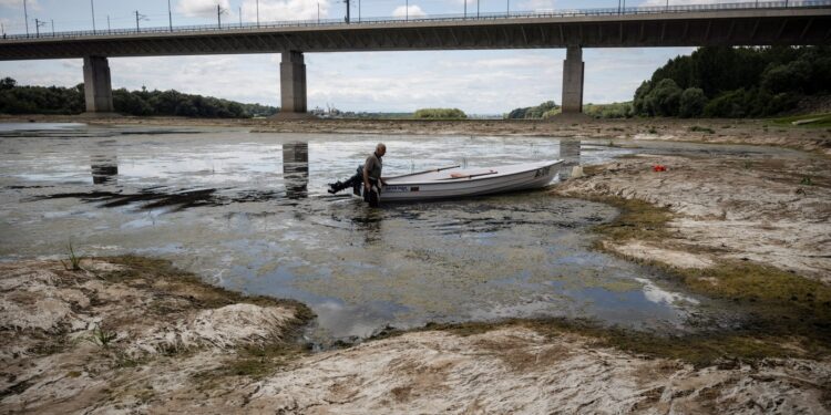 acesta-va-fi-noul-normal-un-expert-european-de-mediu-explica-paradoxul-climatic-din-zona-dunarii:-cantitatea-anuala-de-precipitatii-e-constanta,-dar-fluviul-seaca-–-hotnews.ro