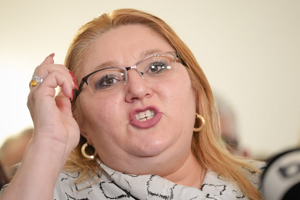 sosoaca-acuza,-la-televiziunea-russia-today,-ca-„politicienii-romani-opresc-apa-din-munti”