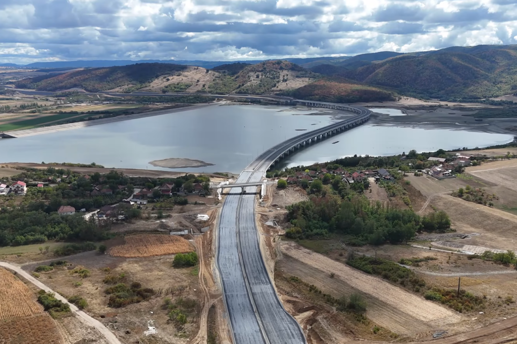 video-un-tronson-abondonat-de-bechtel-pe-autostrada-transilvania,-aproape-gata-dupa-22-de-ani-cum-arata-acum-celebrul-pod-din-mijlocul-unui-lac-de-acumulare-–-hotnews.ro