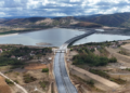video-un-tronson-abondonat-de-bechtel-pe-autostrada-transilvania,-aproape-gata-dupa-22-de-ani-cum-arata-acum-celebrul-pod-din-mijlocul-unui-lac-de-acumulare-–-hotnews.ro