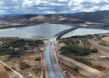 video-un-tronson-abondonat-de-bechtel-pe-autostrada-transilvania,-aproape-gata-dupa-22-de-ani-cum-arata-acum-celebrul-pod-din-mijlocul-unui-lac-de-acumulare-–-hotnews.ro