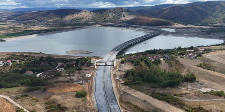 video-un-tronson-abondonat-de-bechtel-pe-autostrada-transilvania,-aproape-gata-dupa-22-de-ani-cum-arata-acum-celebrul-pod-din-mijlocul-unui-lac-de-acumulare-–-hotnews.ro