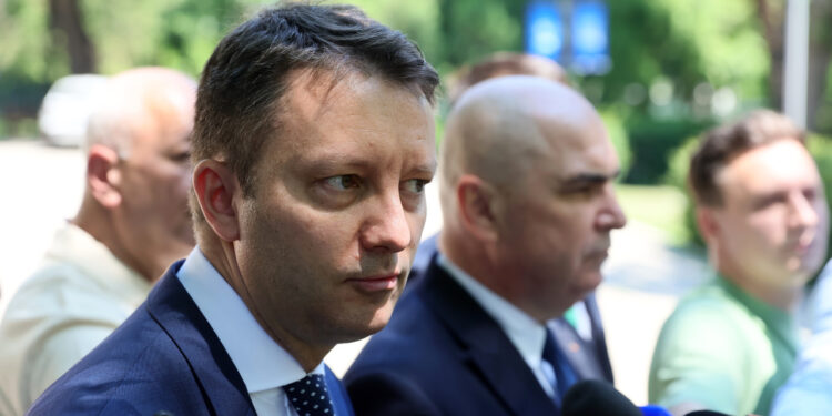 siegfried-muresan,-mesaj-de-duminica-dimineata:-daca-cineva-se-asteapta-ca-eu-sa-sting-lumina,-se-inseala-amarnic-/-ce-spune-despre-bolojan-–-hotnews.ro