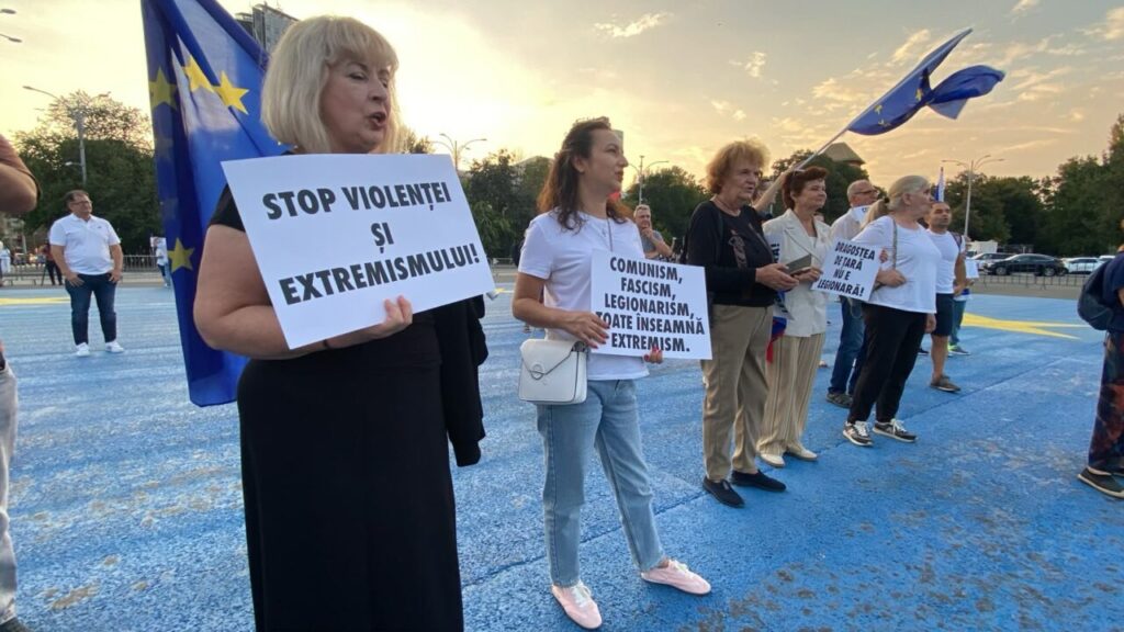 doar-60-de-persoane-s-au-strans-la-protestul-pentru-democratie-din-piata-victoriei.-doi-agitatori-au-fost-dati-afara-de-catre-jandarmi