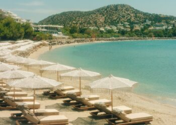 un-pensionar-de-82-de-ani-a-murit-dupa-o-cearta-pornita-de-la-un-sezlong-pe-o-plaja-din-grecia