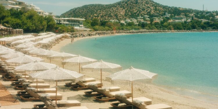 un-pensionar-de-82-de-ani-a-murit-dupa-o-cearta-pornita-de-la-un-sezlong-pe-o-plaja-din-grecia