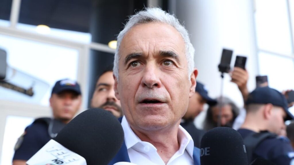 calin-georgescu,-ridicat-din-trafic-de-diicot.-se-fac-perchezitii-in-locuinta-sa-si-alte-imobile