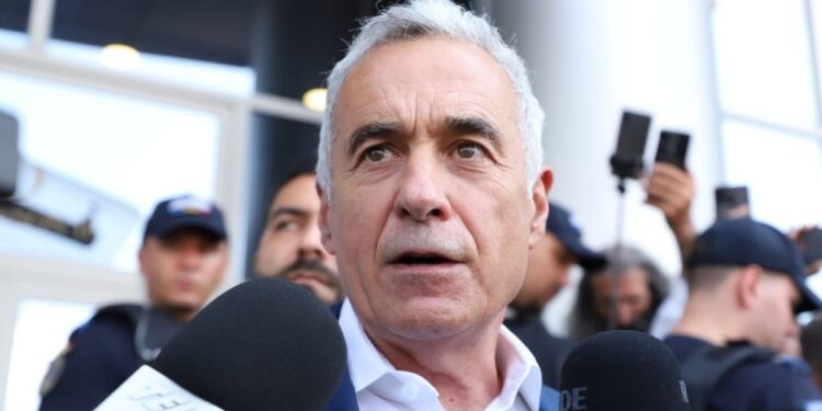 calin-georgescu,-ridicat-din-trafic-de-diicot.-se-fac-perchezitii-in-locuinta-sa-si-alte-imobile