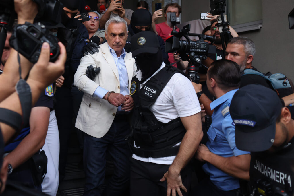 calin-georgescu,-retinut-acuzatiile-oficiale-ale-diicot-/-ce-au-gasit-anchetatorii-la-perchezitii-–-galerie-foto-–-hotnews.ro