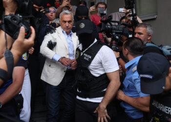 calin-georgescu,-retinut-acuzatiile-oficiale-ale-diicot-/-ce-au-gasit-anchetatorii-la-perchezitii-–-galerie-foto-–-hotnews.ro