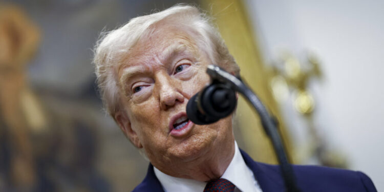 donald-trump-pus-pe-mute.-el-a-tinut-un-discurs-care-a-fost-auzit-doar-de-cei-din-jurul-sau