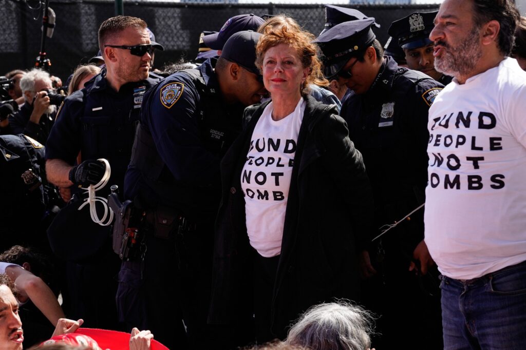 vedete-de-la-hollywood,-printre-persoanele-retinute-la-un-protest-impotriva-lui-netanyahu-la-new-york-–-hotnews.ro
