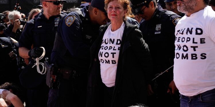 vedete-de-la-hollywood,-printre-persoanele-retinute-la-un-protest-impotriva-lui-netanyahu-la-new-york-–-hotnews.ro