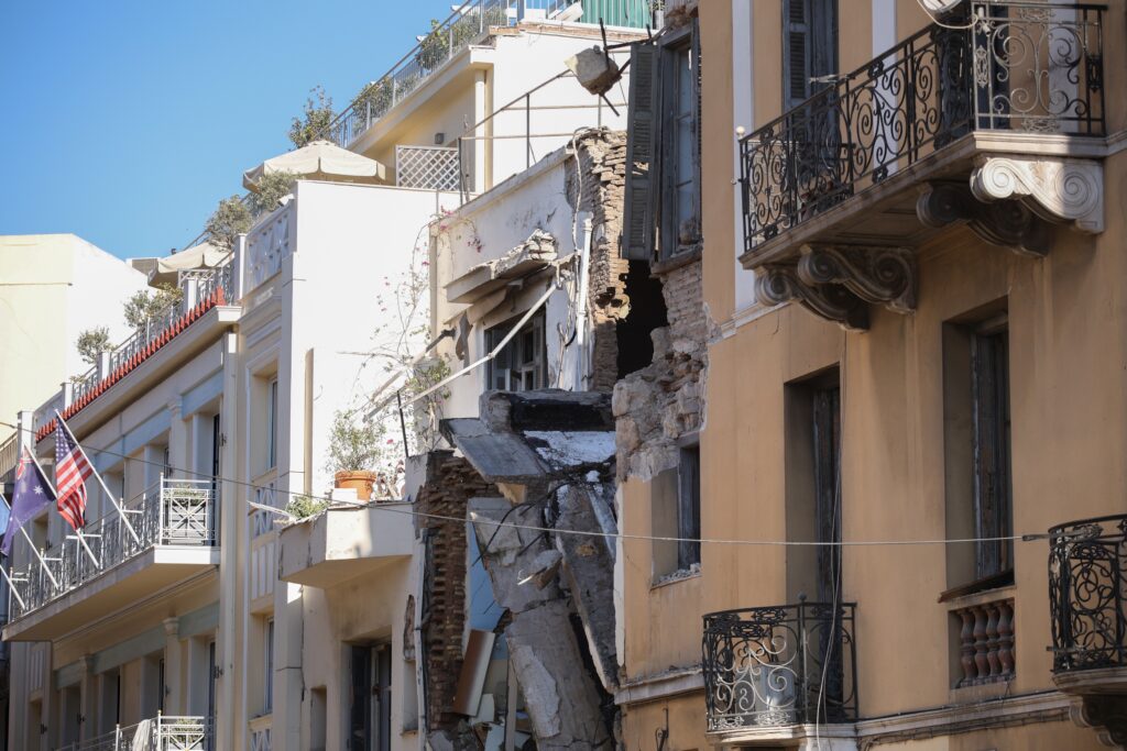 explozie-violenta-in-centrul-atenei:-o-cladire-a-fost-distrusa-si-trei-oameni-sunt-raniti-–-hotnews.ro