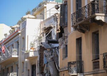explozie-violenta-in-centrul-atenei:-o-cladire-a-fost-distrusa-si-trei-oameni-sunt-raniti-–-hotnews.ro