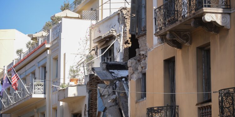 explozie-violenta-in-centrul-atenei:-o-cladire-a-fost-distrusa-si-trei-oameni-sunt-raniti-–-hotnews.ro